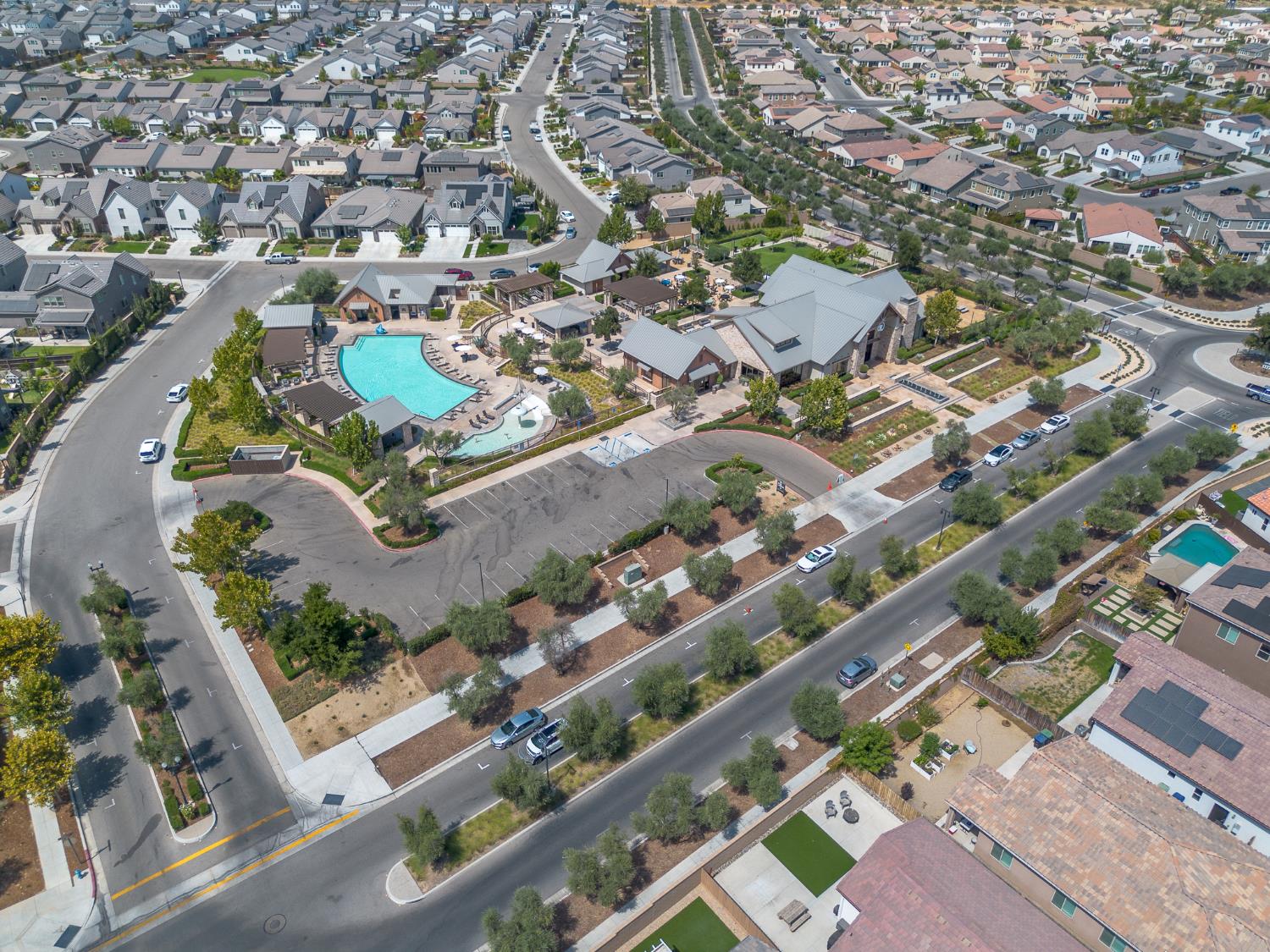 572 Pinnacle Dr W, Madera, CA 93636