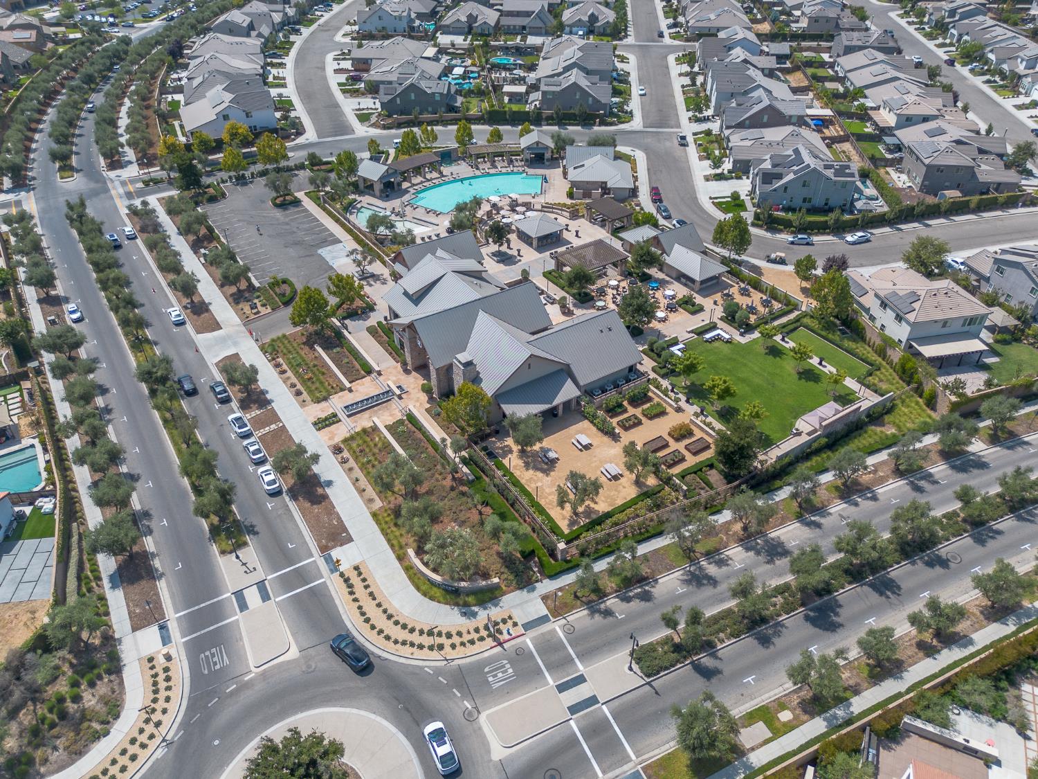 572 Pinnacle Dr W, Madera, CA 93636