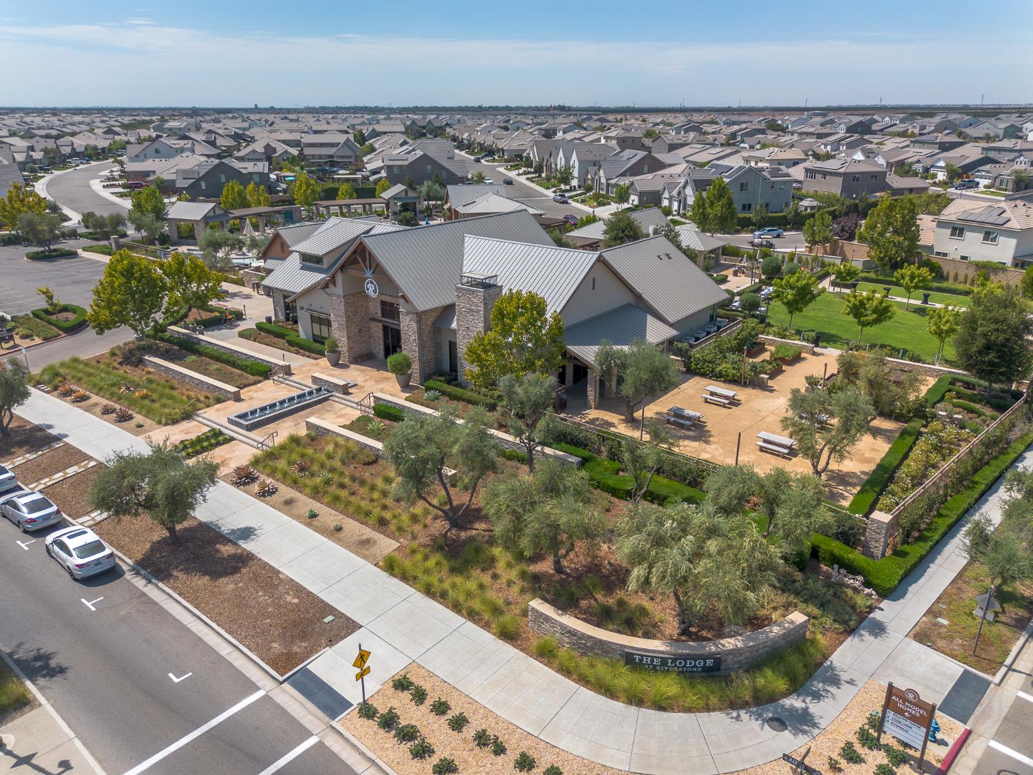 572 Pinnacle Dr W, Madera, CA 93636