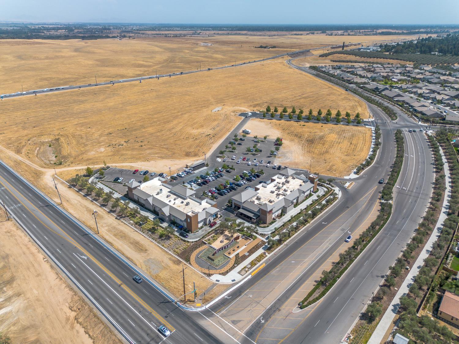 572 Pinnacle Dr W, Madera, CA 93636