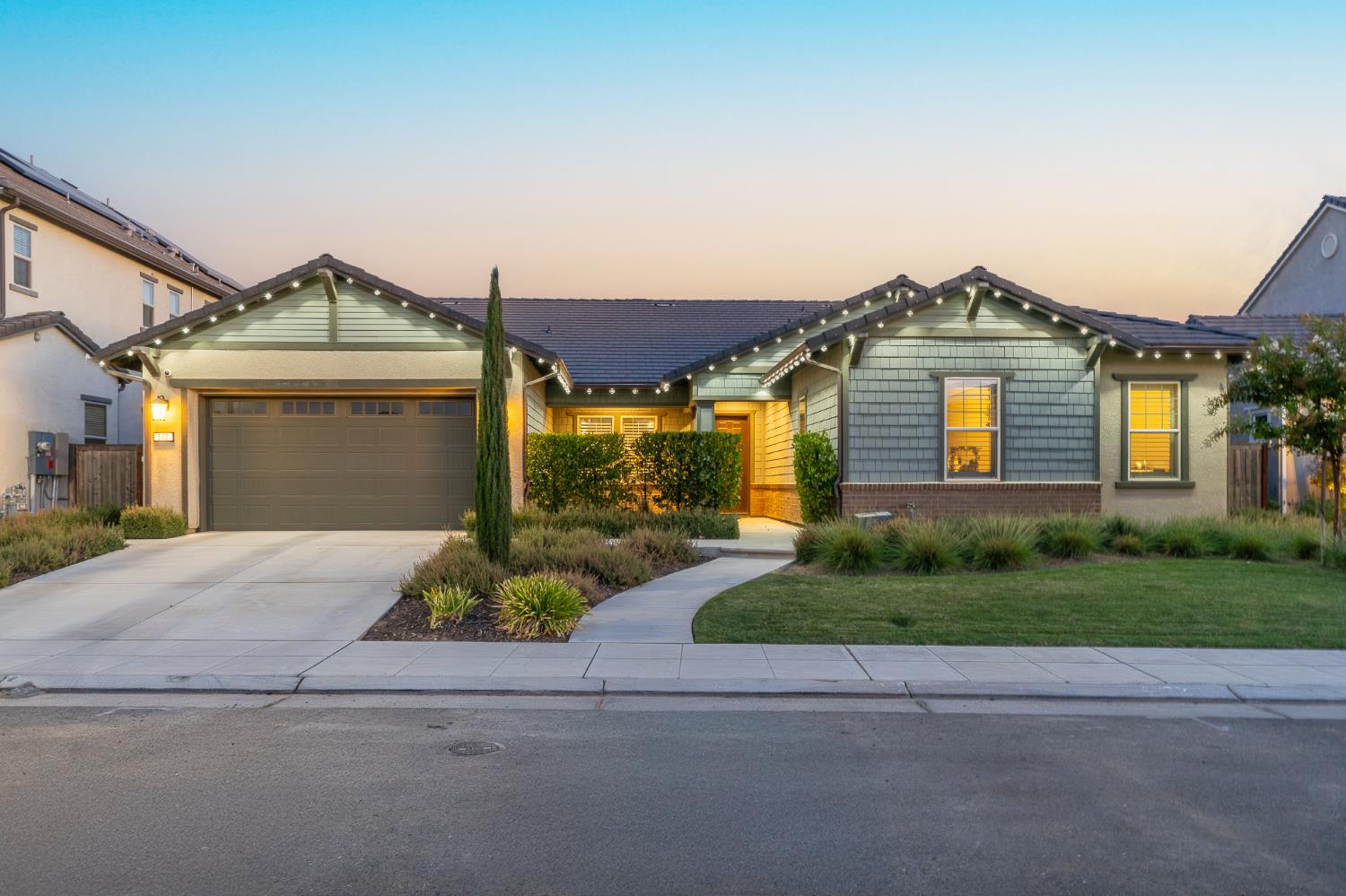 572 Pinnacle Dr W, Madera, CA 93636