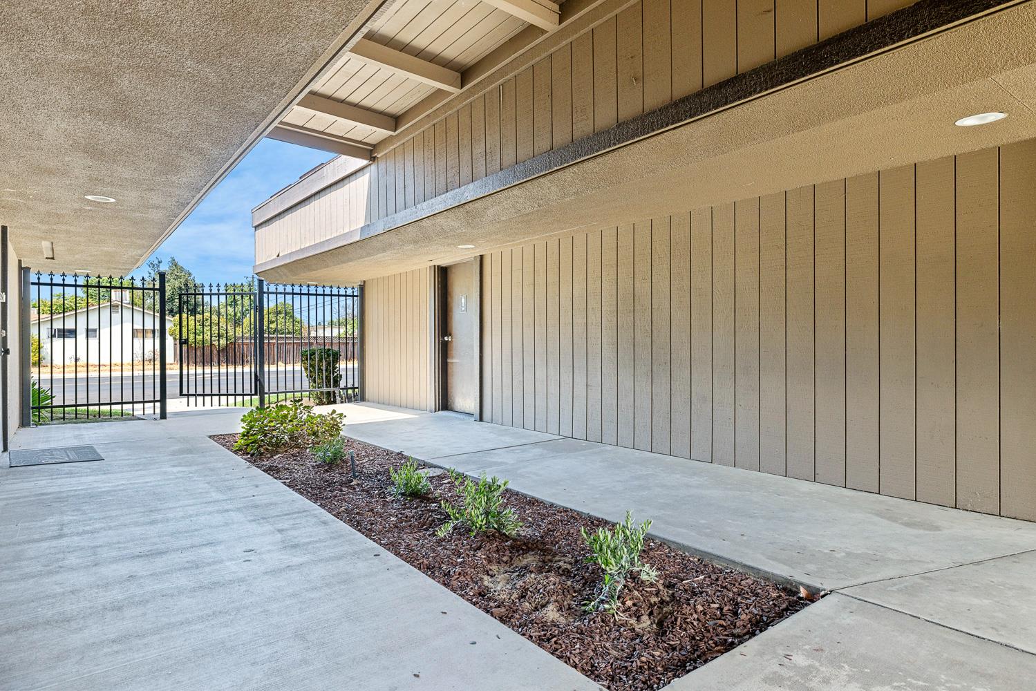 1629 Pollasky Ave, Clovis, CA 93612