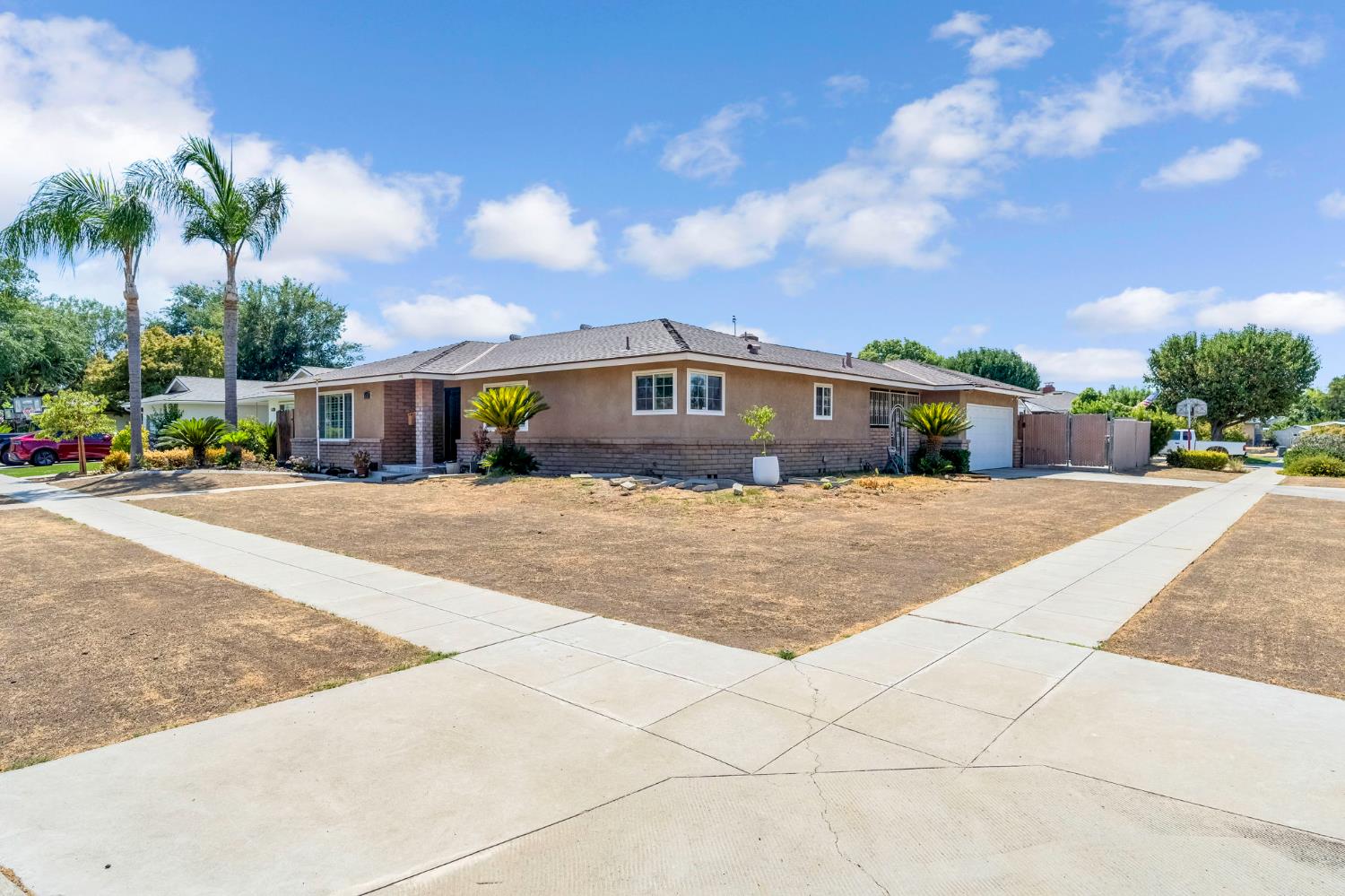 6737 N Harrison Ave, Fresno, CA 93711