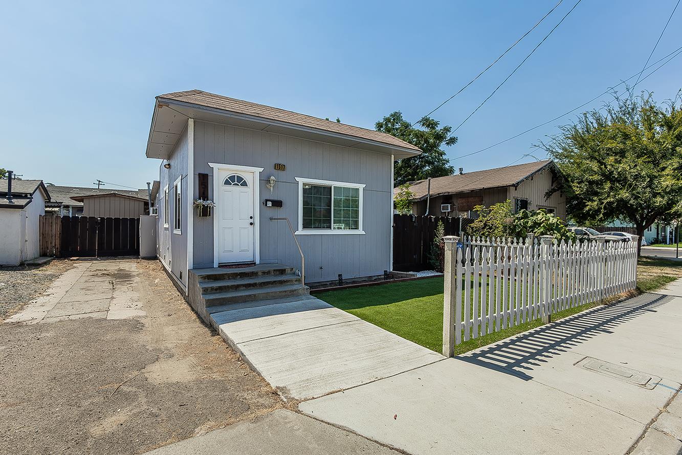 1517 Stillman St, Selma, CA 93662
