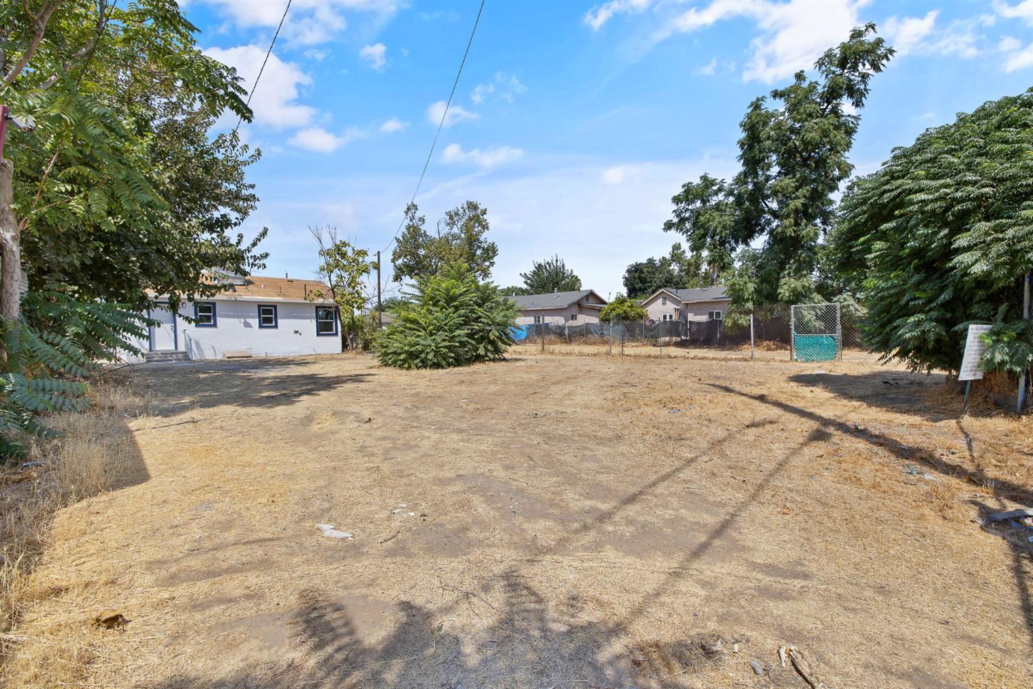 2261 S Nicholas Ave, Fresno, CA 93706