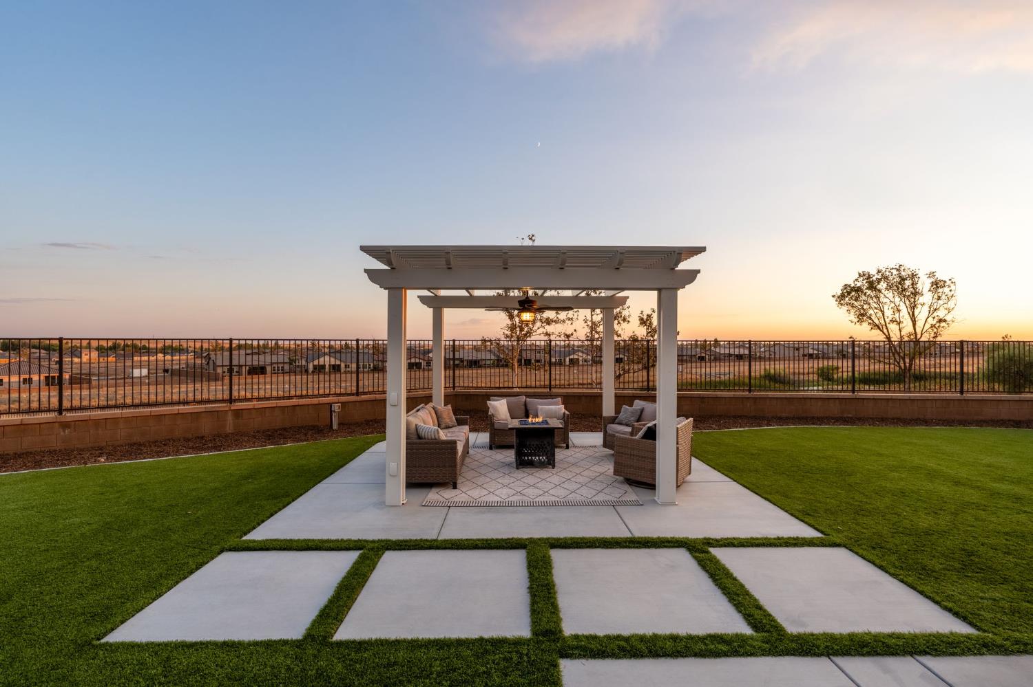 988 Horizon Dr, Madera, CA 93636