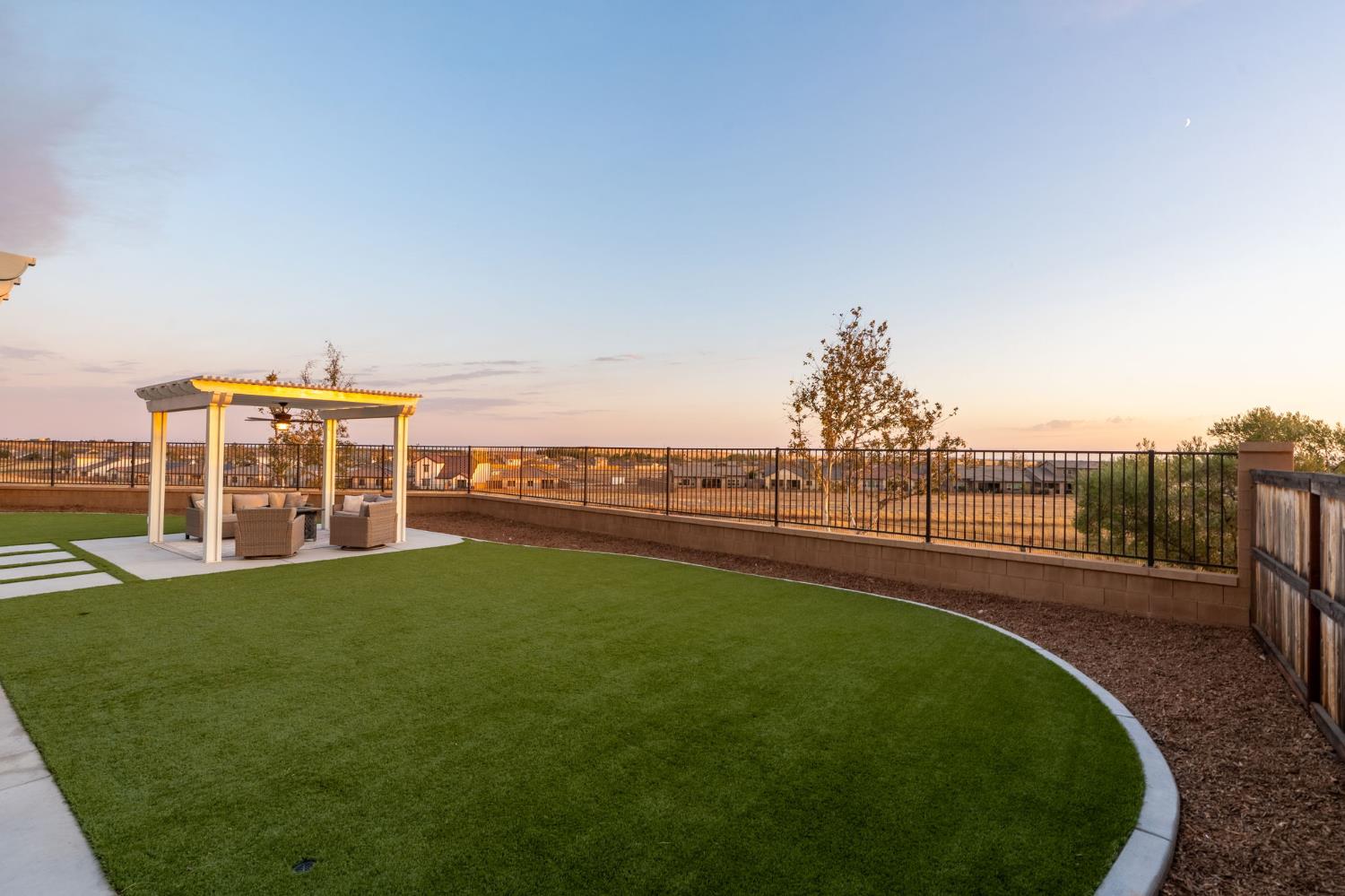 988 Horizon Dr, Madera, CA 93636