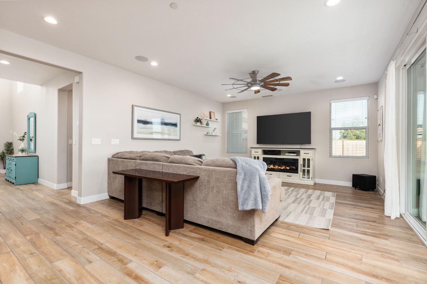 988 Horizon Dr, Madera, CA 93636