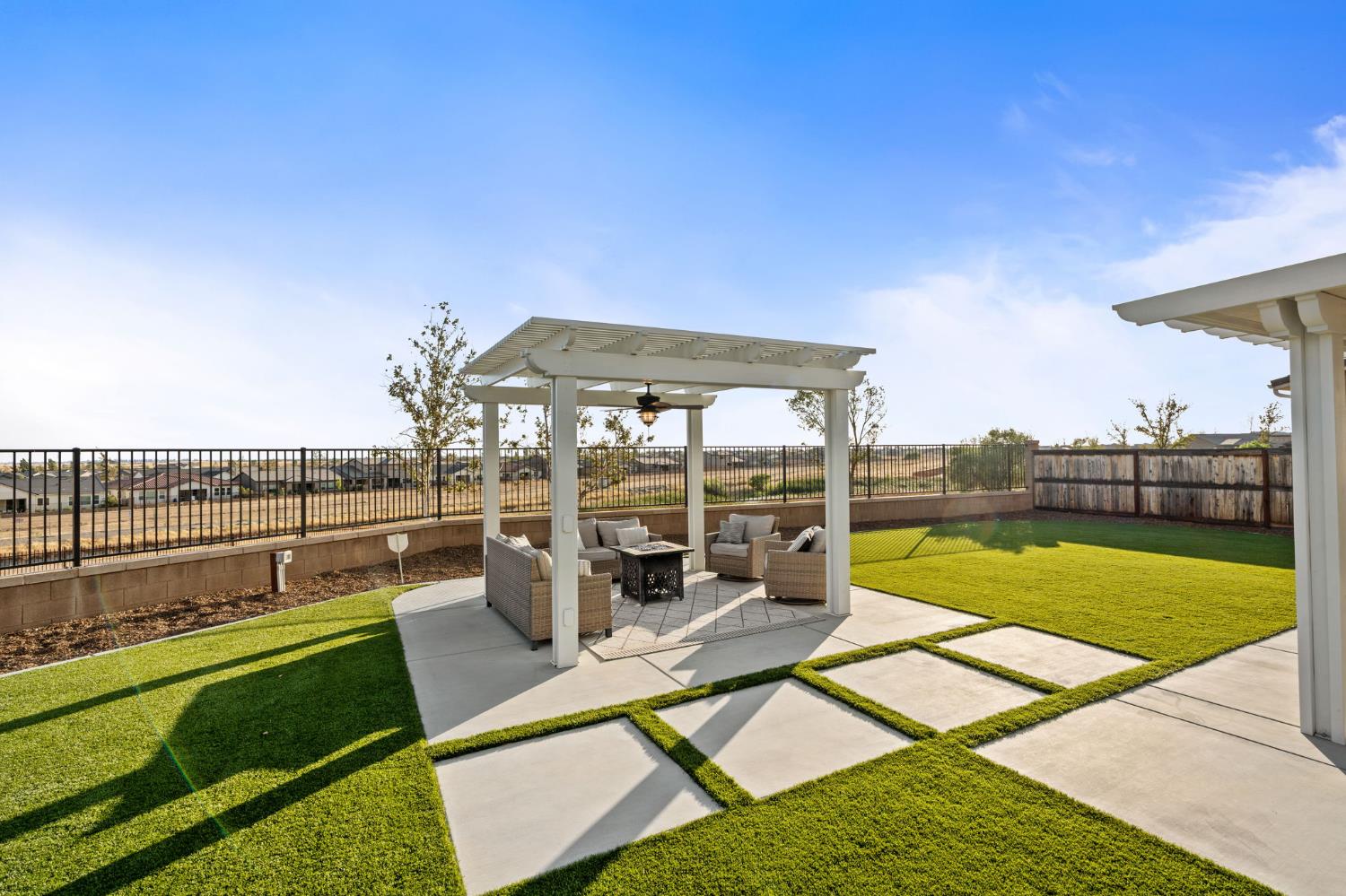 988 Horizon Dr, Madera, CA 93636