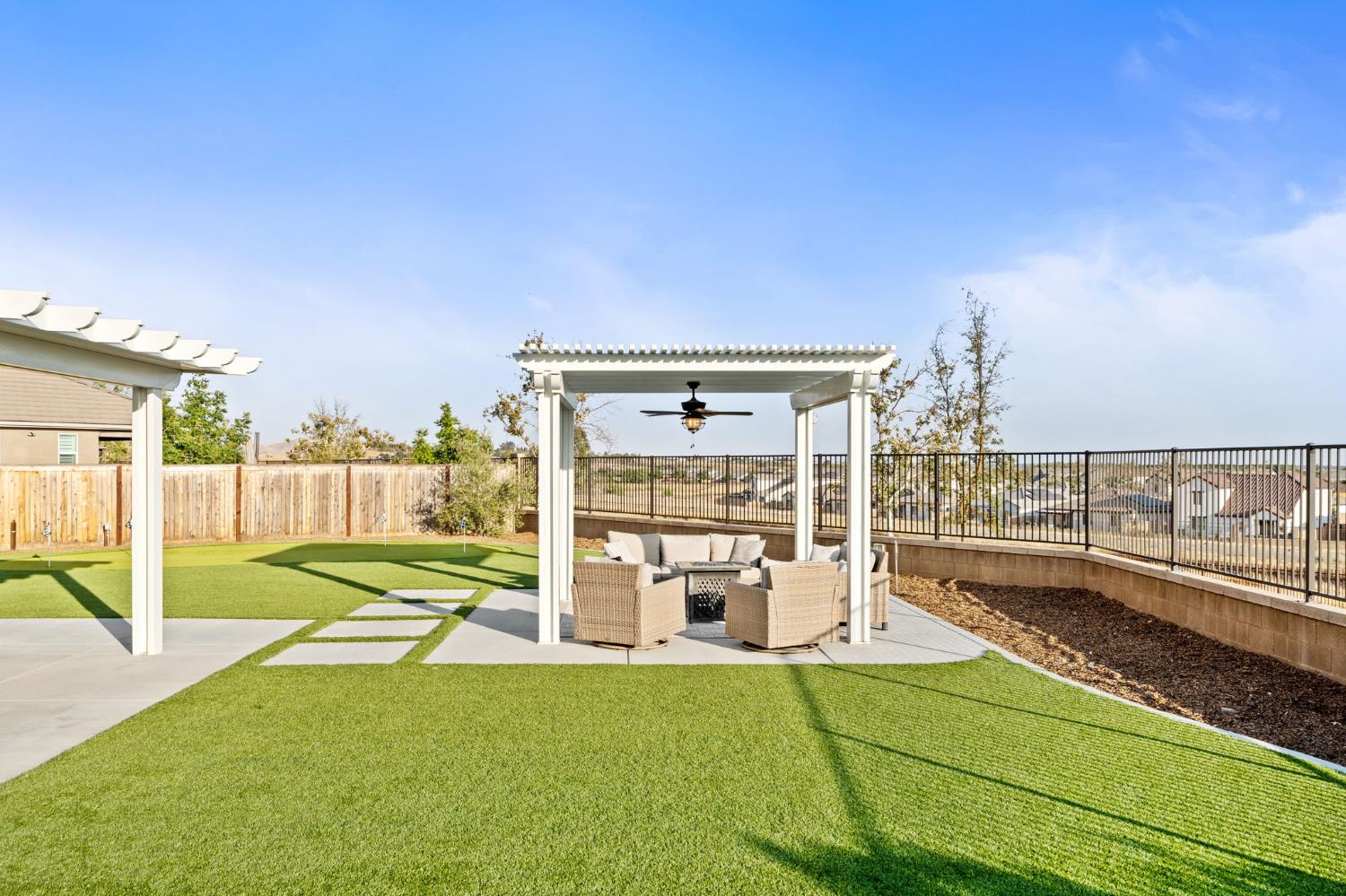 988 Horizon Dr, Madera, CA 93636