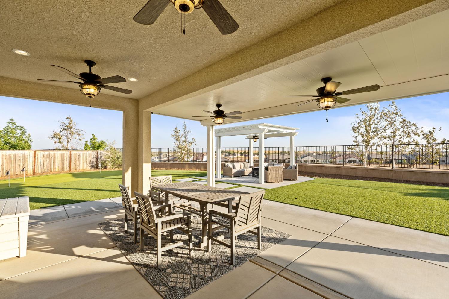 988 Horizon Dr, Madera, CA 93636