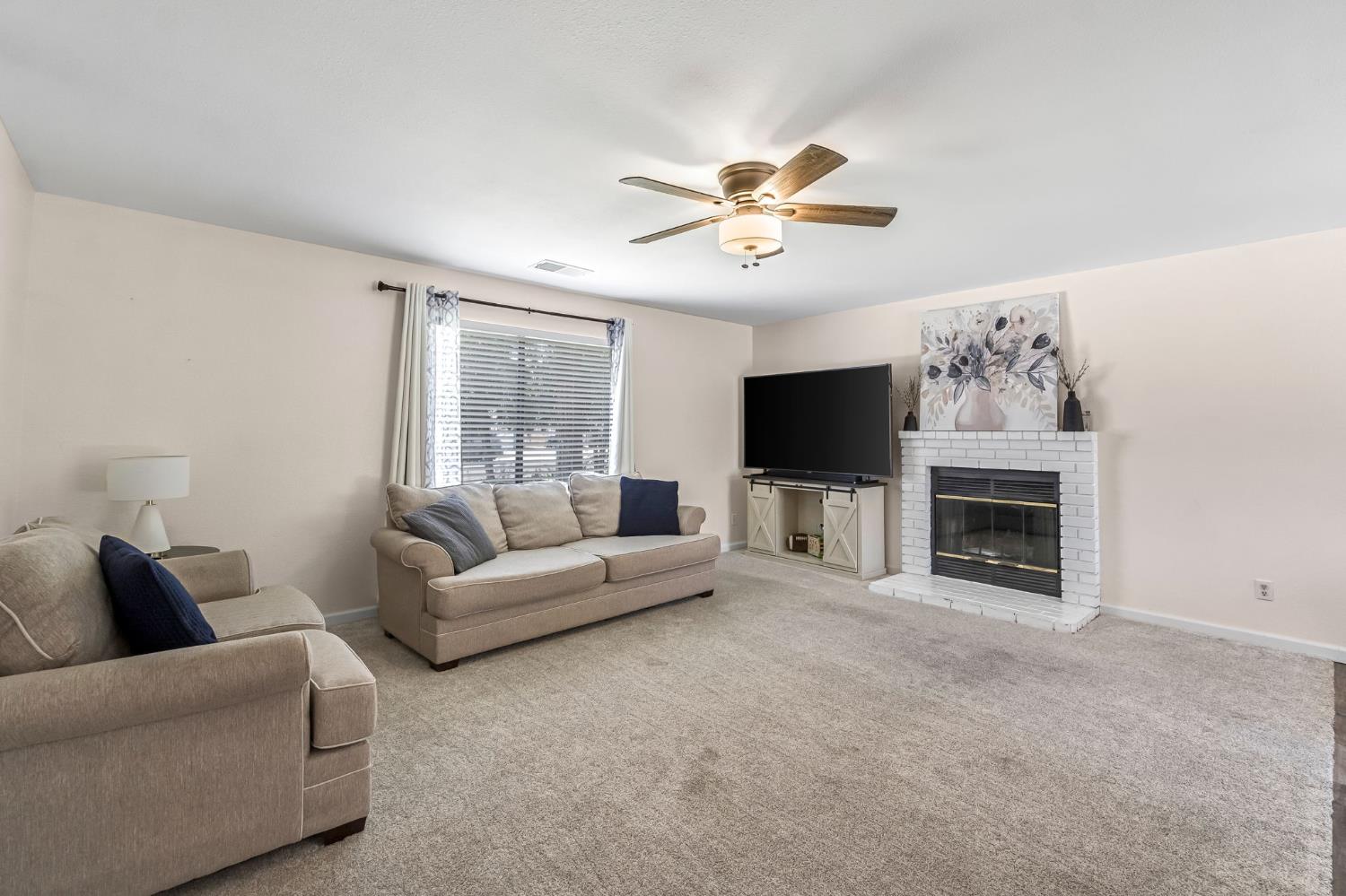 937 Filbert Ave, Clovis, CA 93611