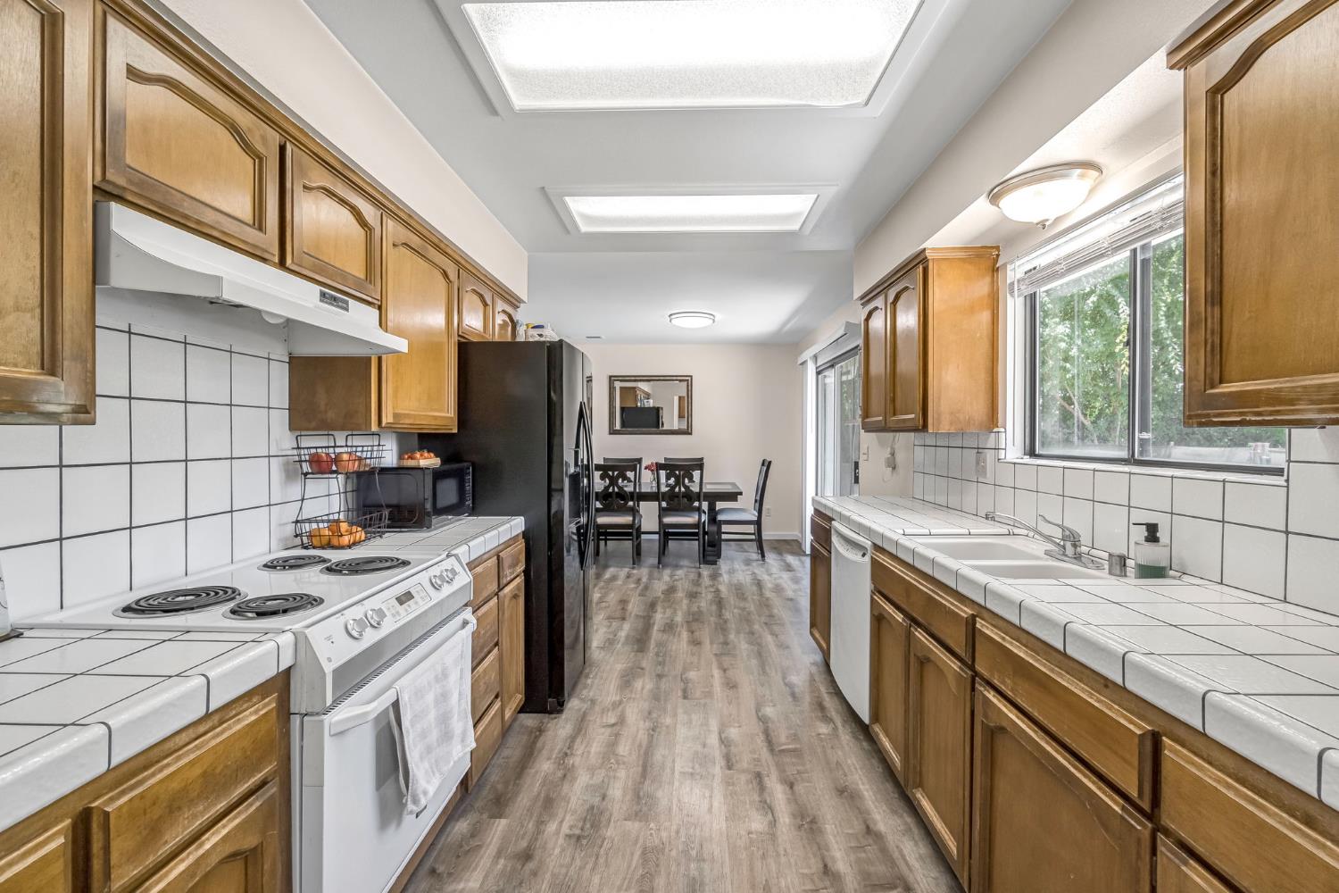 937 Filbert Ave, Clovis, CA 93611