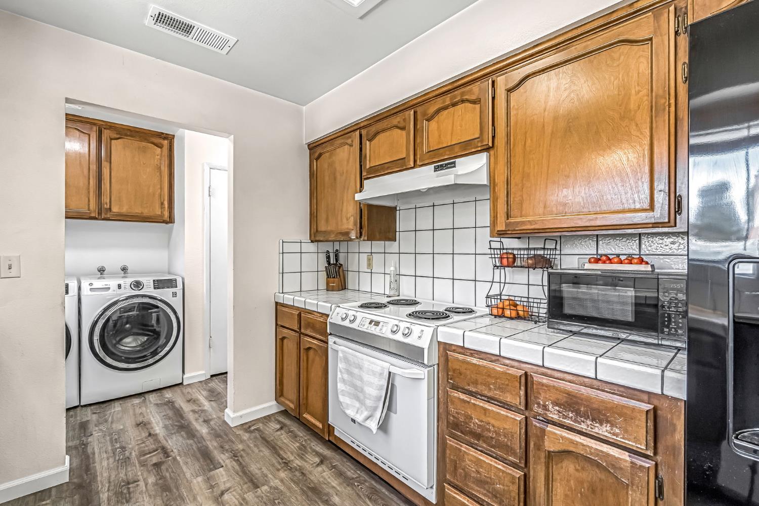 937 Filbert Ave, Clovis, CA 93611