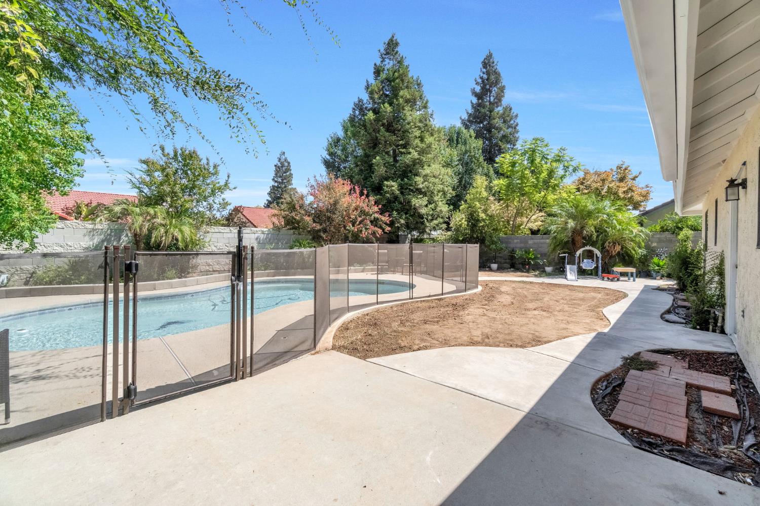 937 Filbert Ave, Clovis, CA 93611