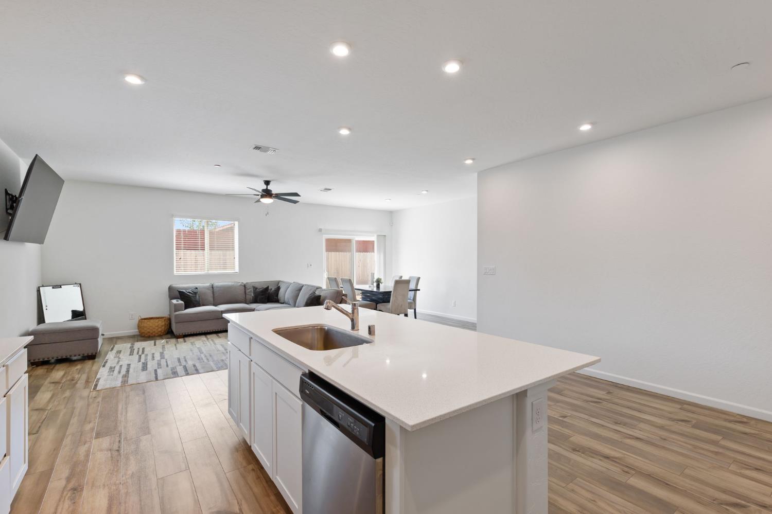 282 Rosebriar St, Madera, CA 93638