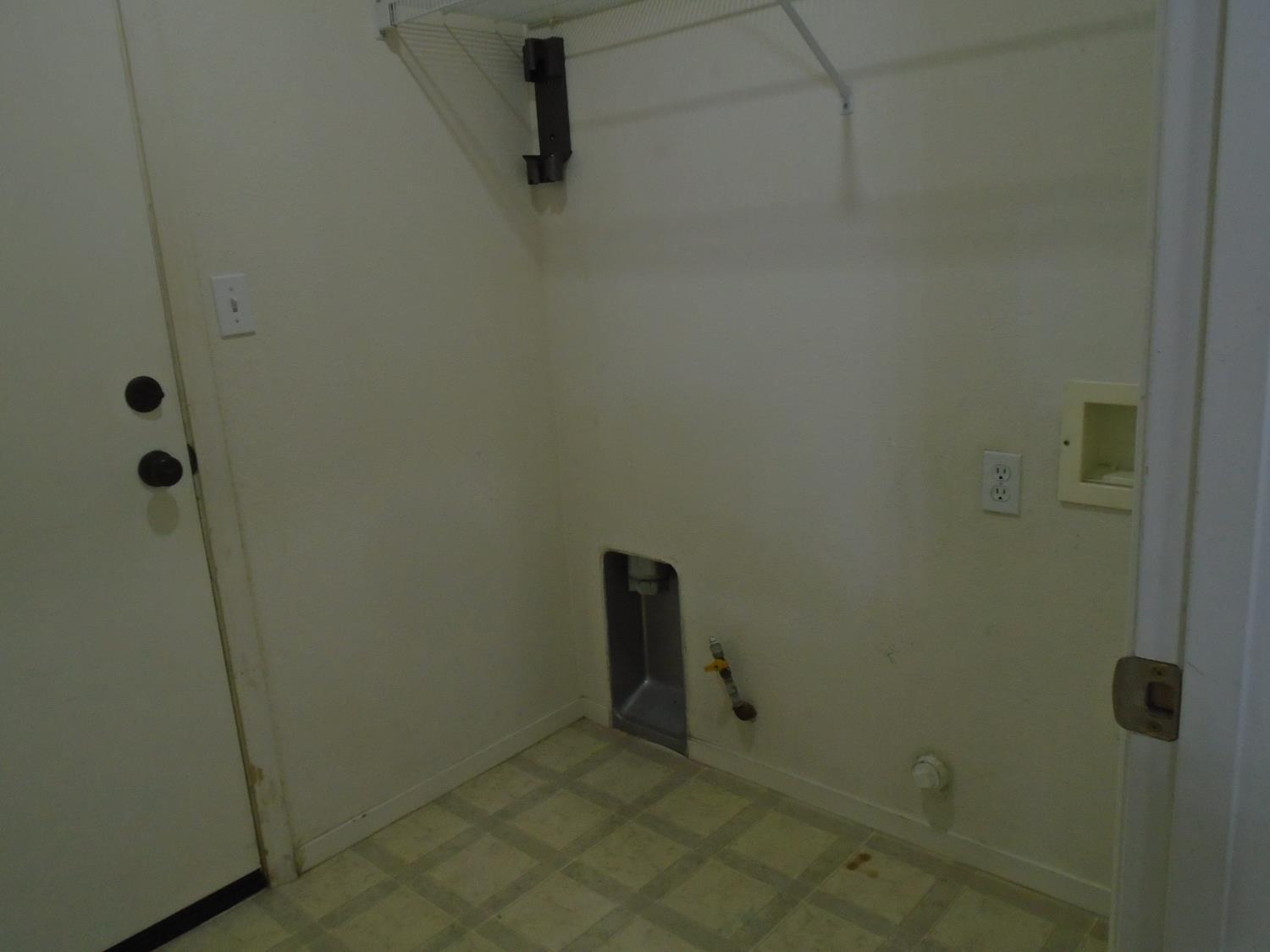 2141 W Hampton Dr, Hanford, CA 93230