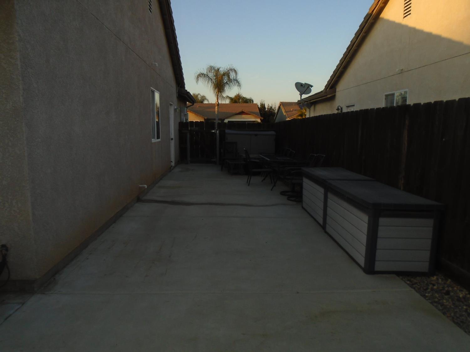 2141 W Hampton Dr, Hanford, CA 93230