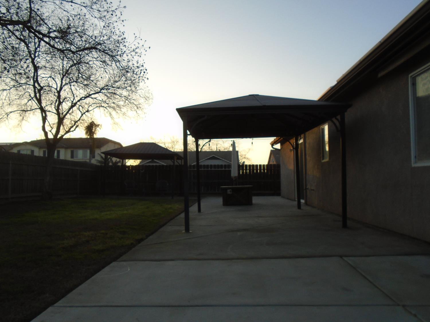 2141 W Hampton Dr, Hanford, CA 93230