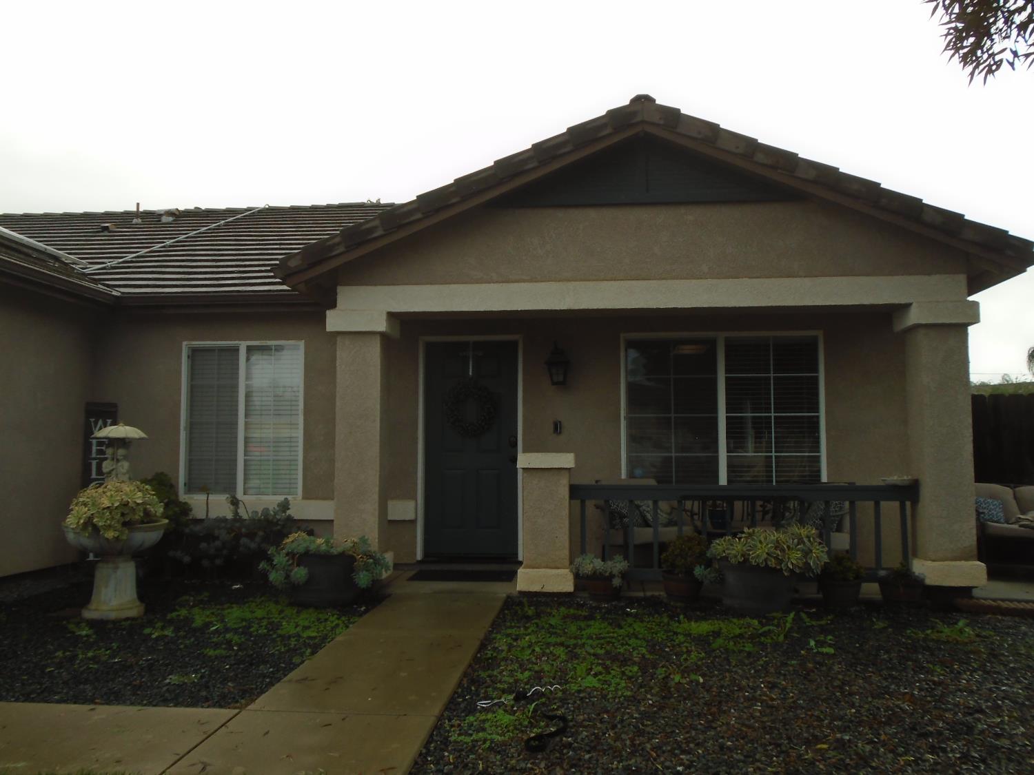 2141 W Hampton Dr, Hanford, CA 93230