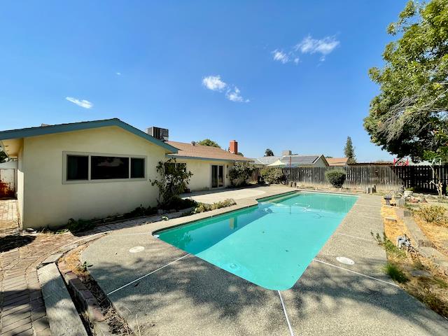 2851 Julia Cir, Hanford, CA 93230