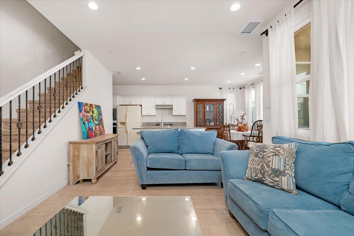 6317 N Alta Vista Ln, Fresno, CA 93722