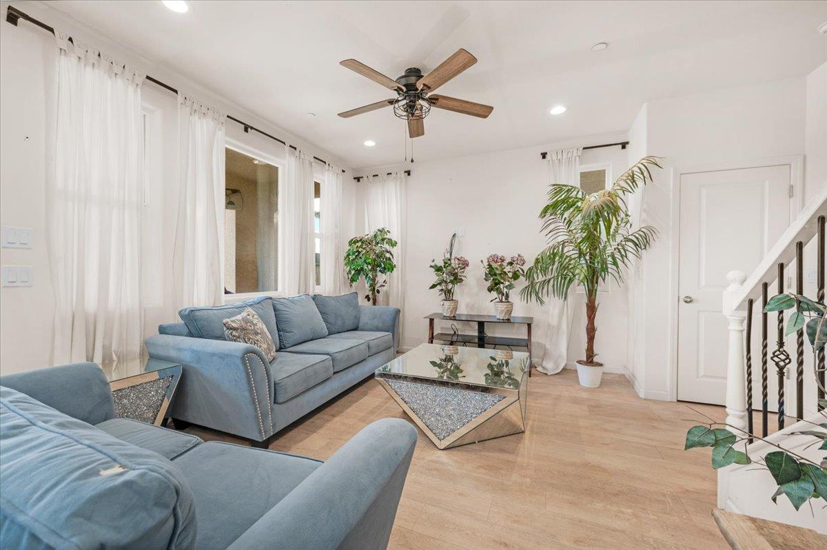 6317 N Alta Vista Ln, Fresno, CA 93722