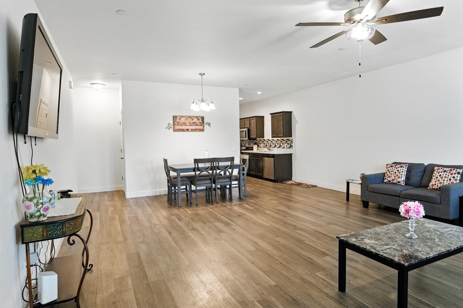 397 Amber Ln, Dinuba, CA 93618