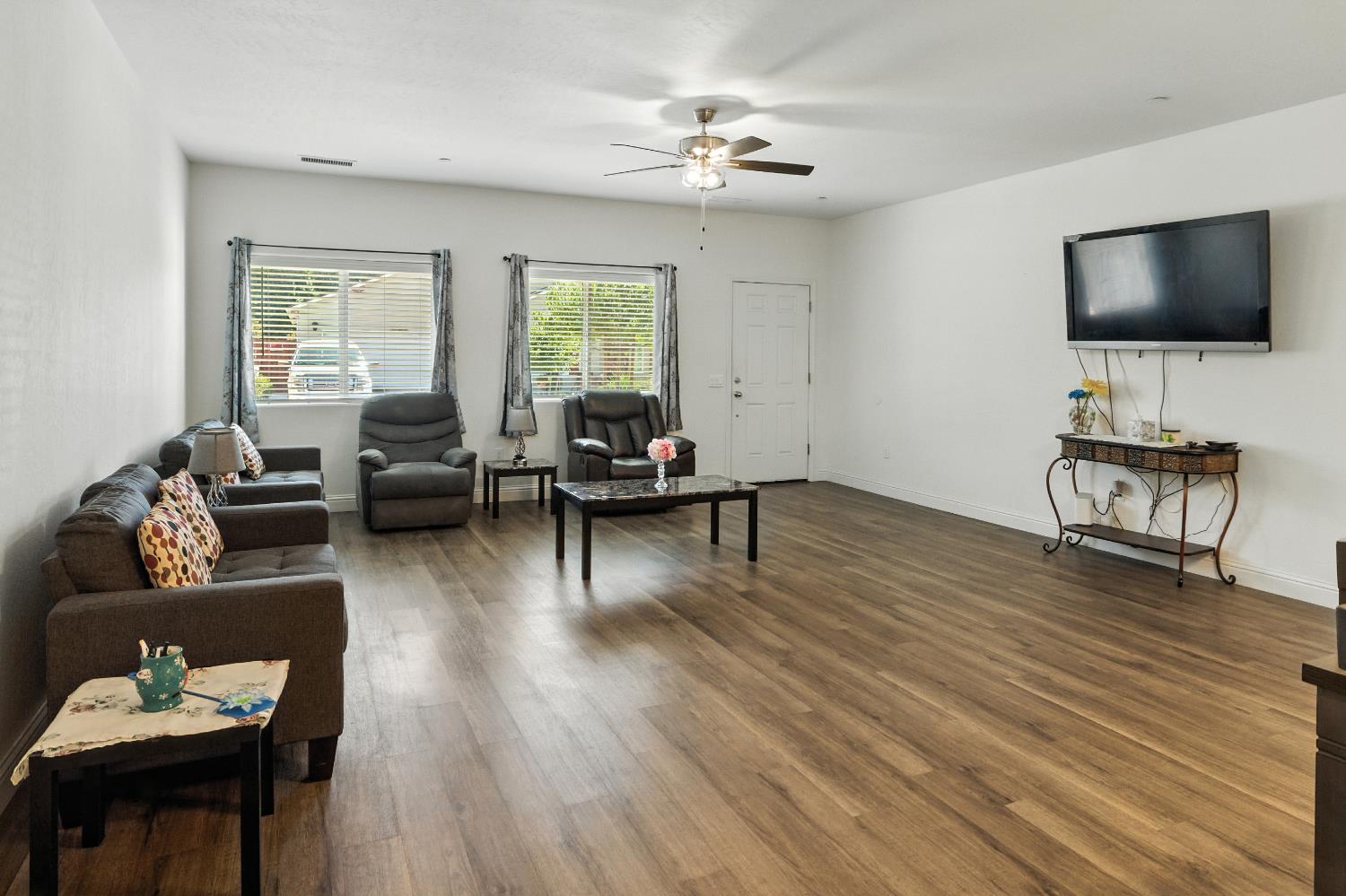 397 Amber Ln, Dinuba, CA 93618