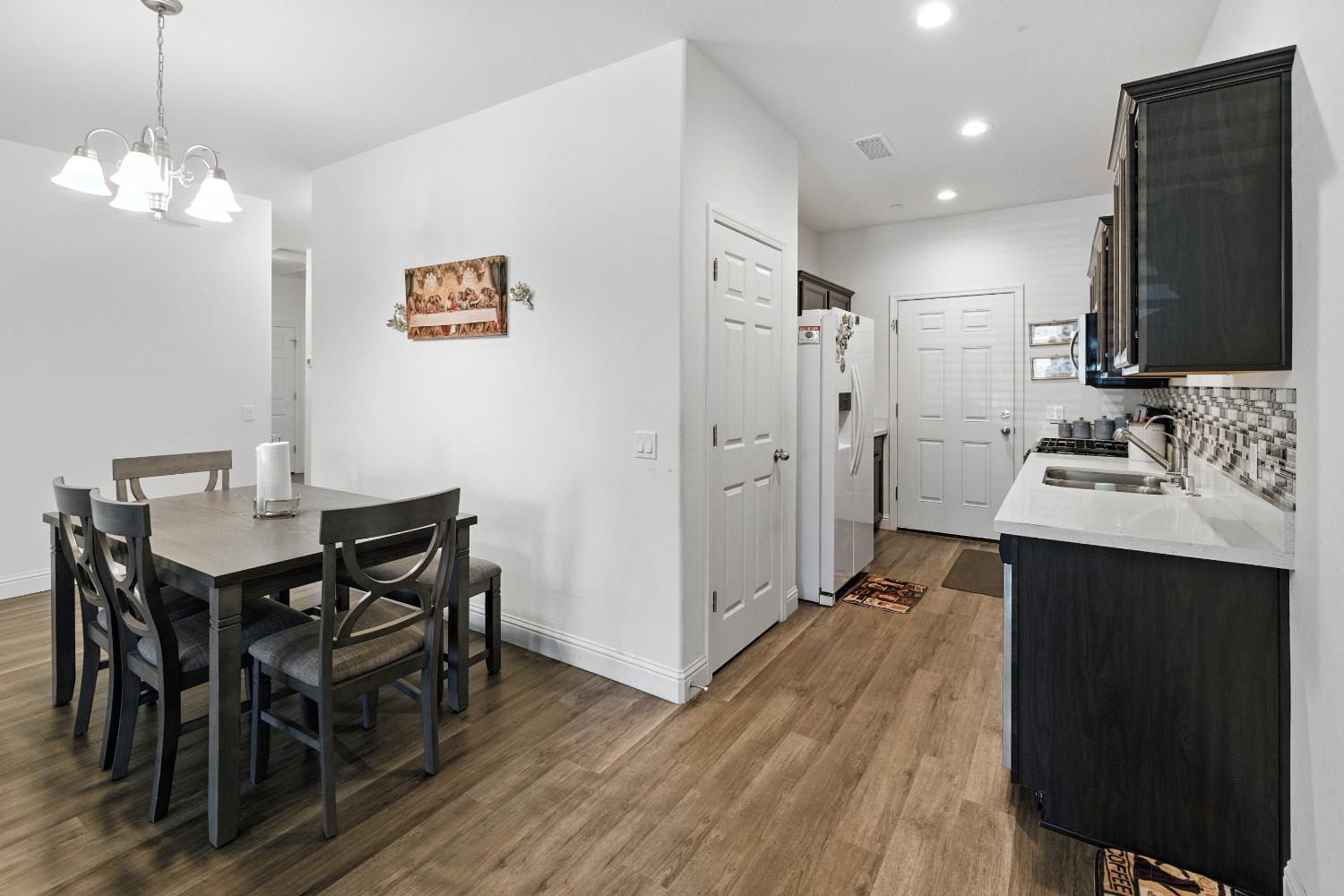 397 Amber Ln, Dinuba, CA 93618