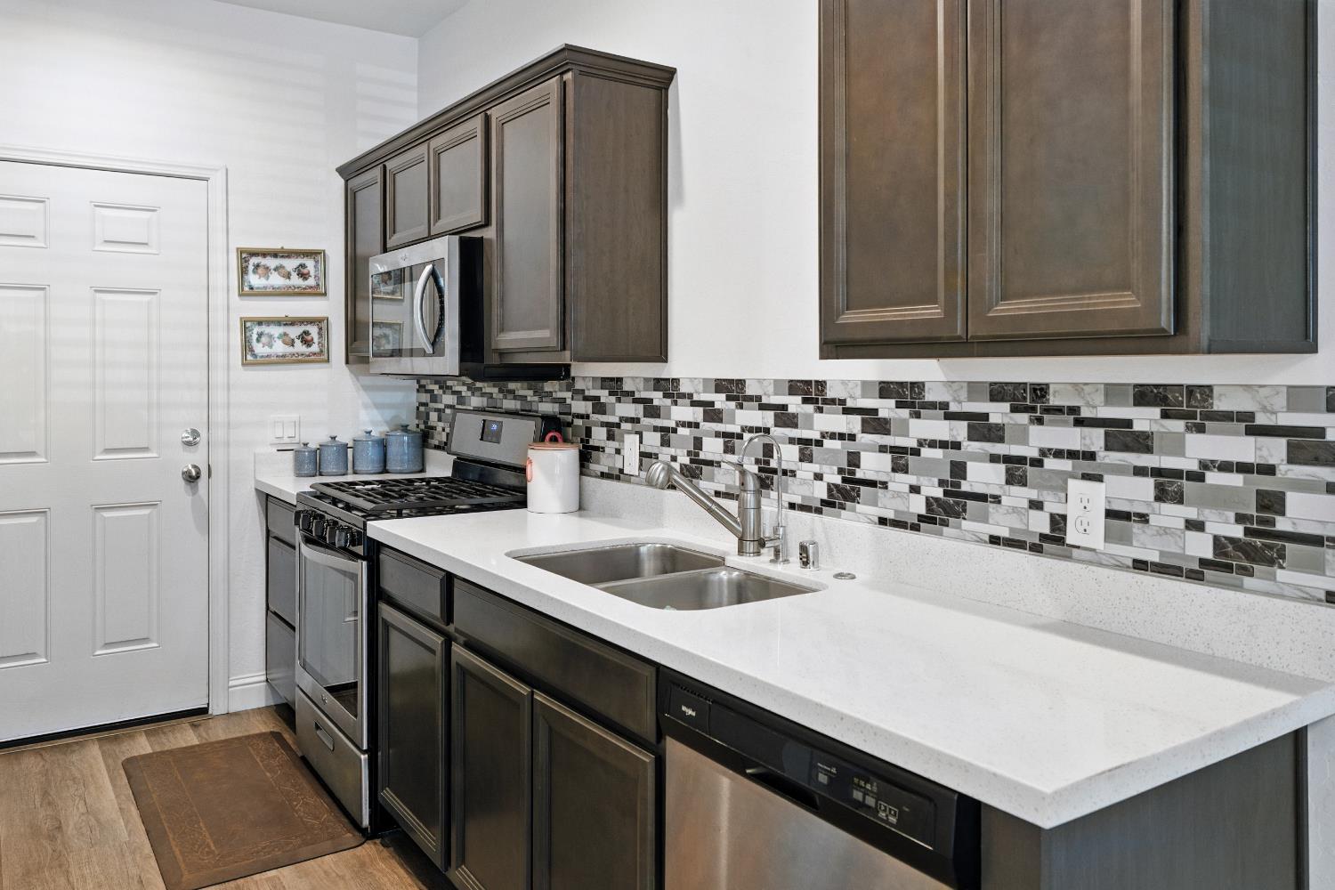 397 Amber Ln, Dinuba, CA 93618