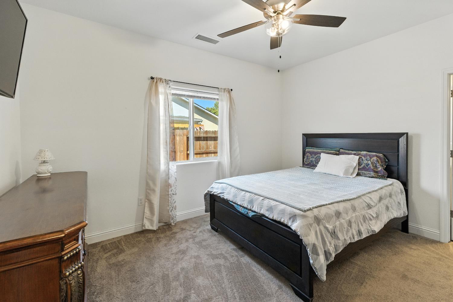 397 Amber Ln, Dinuba, CA 93618