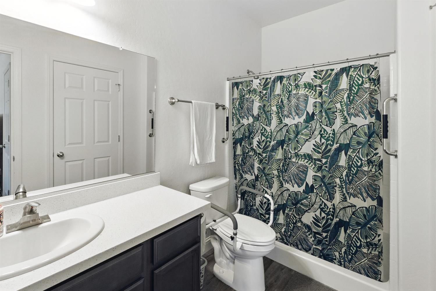 397 Amber Ln, Dinuba, CA 93618