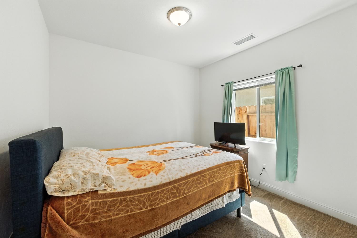 397 Amber Ln, Dinuba, CA 93618