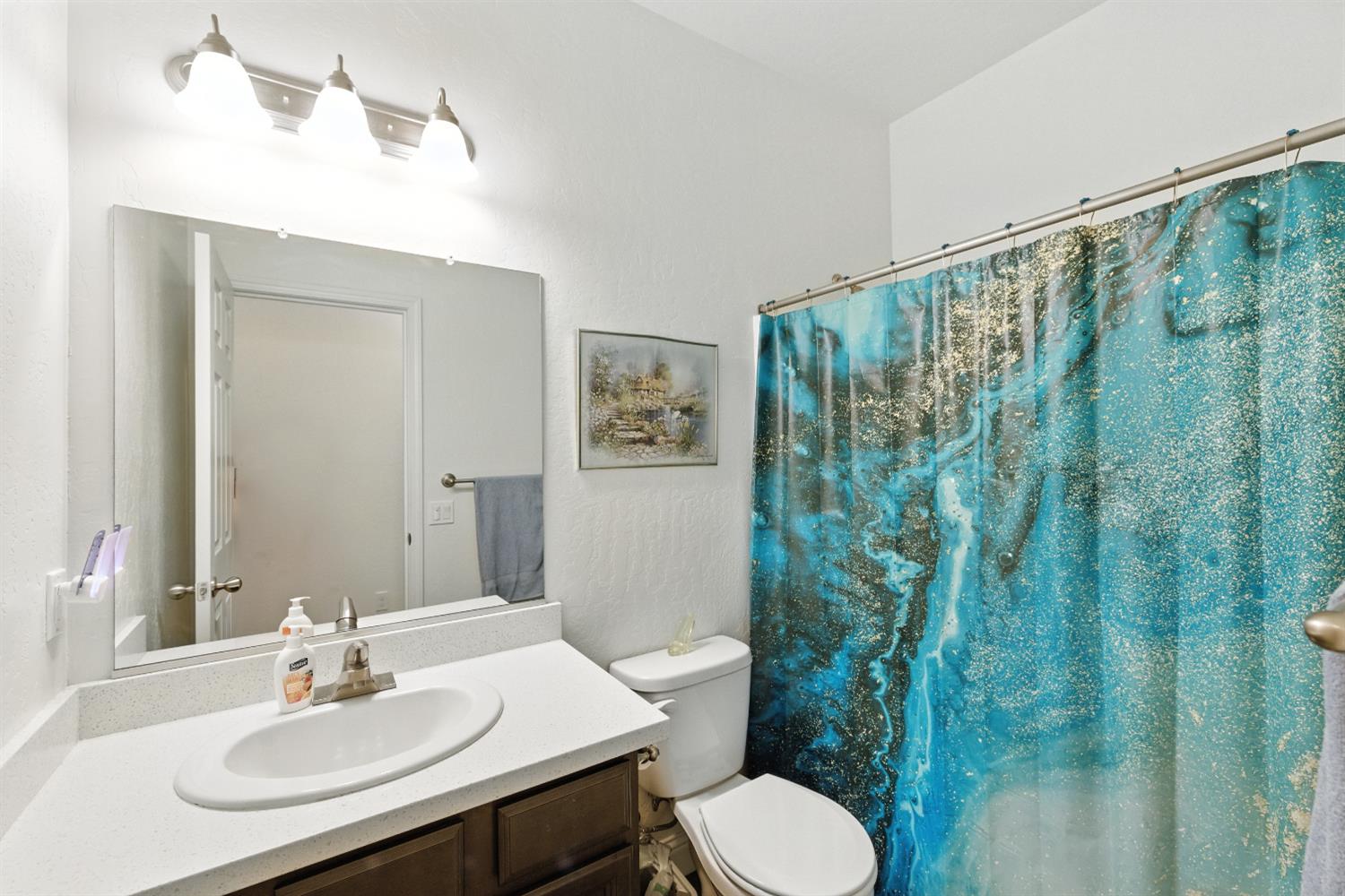 397 Amber Ln, Dinuba, CA 93618