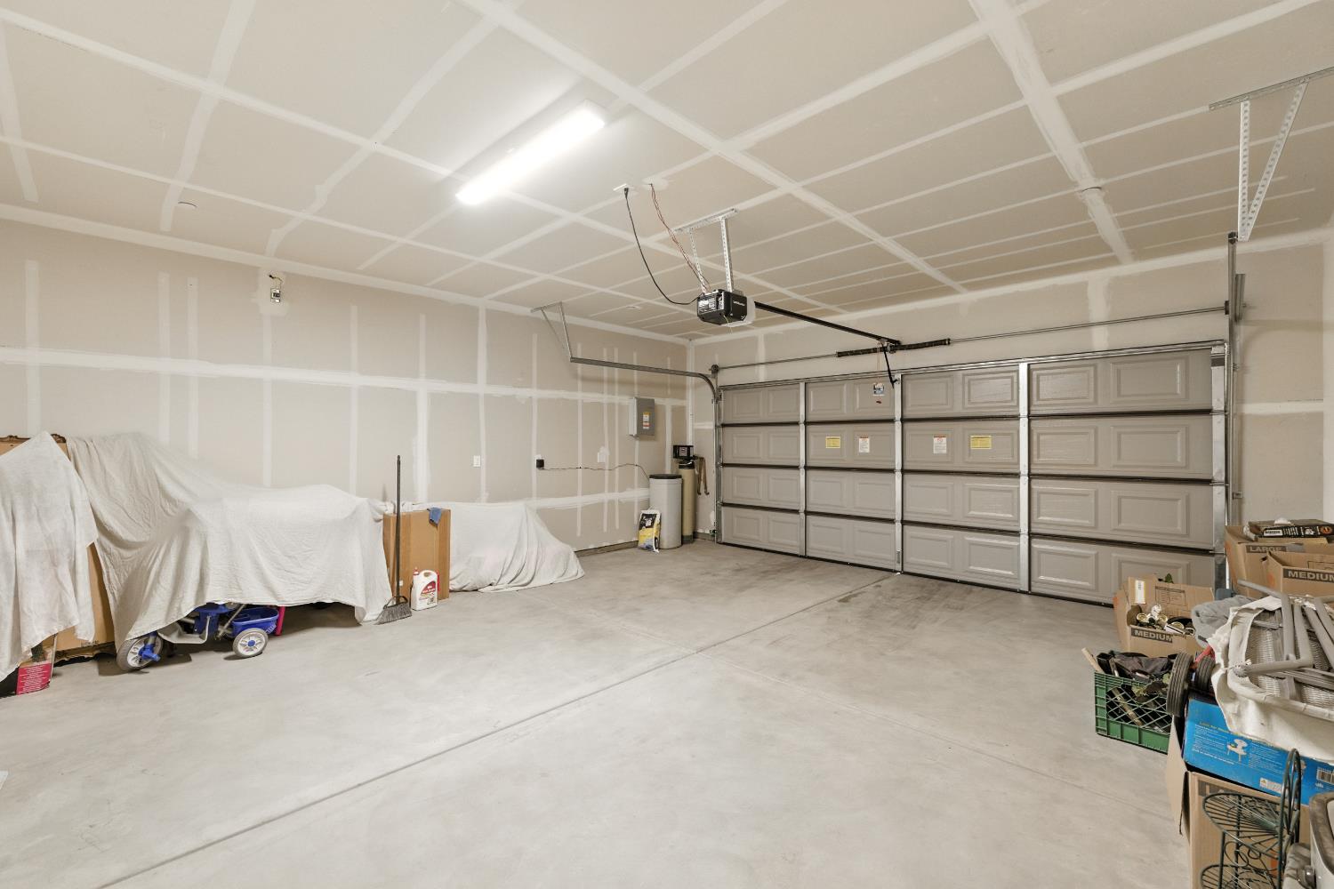 397 Amber Ln, Dinuba, CA 93618