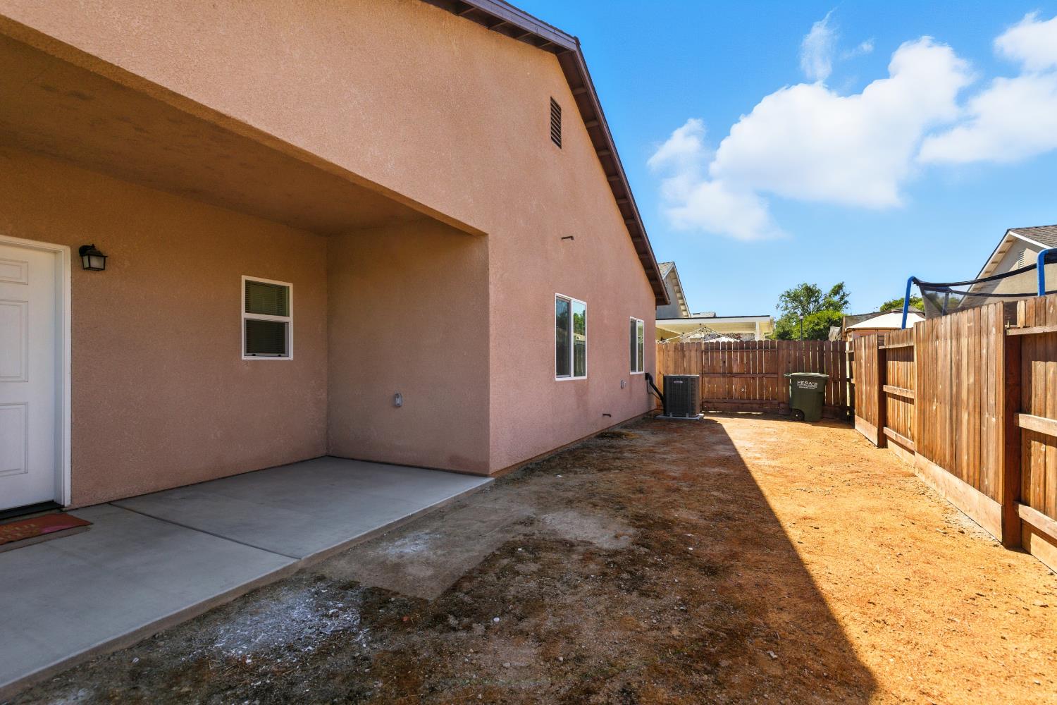 397 Amber Ln, Dinuba, CA 93618