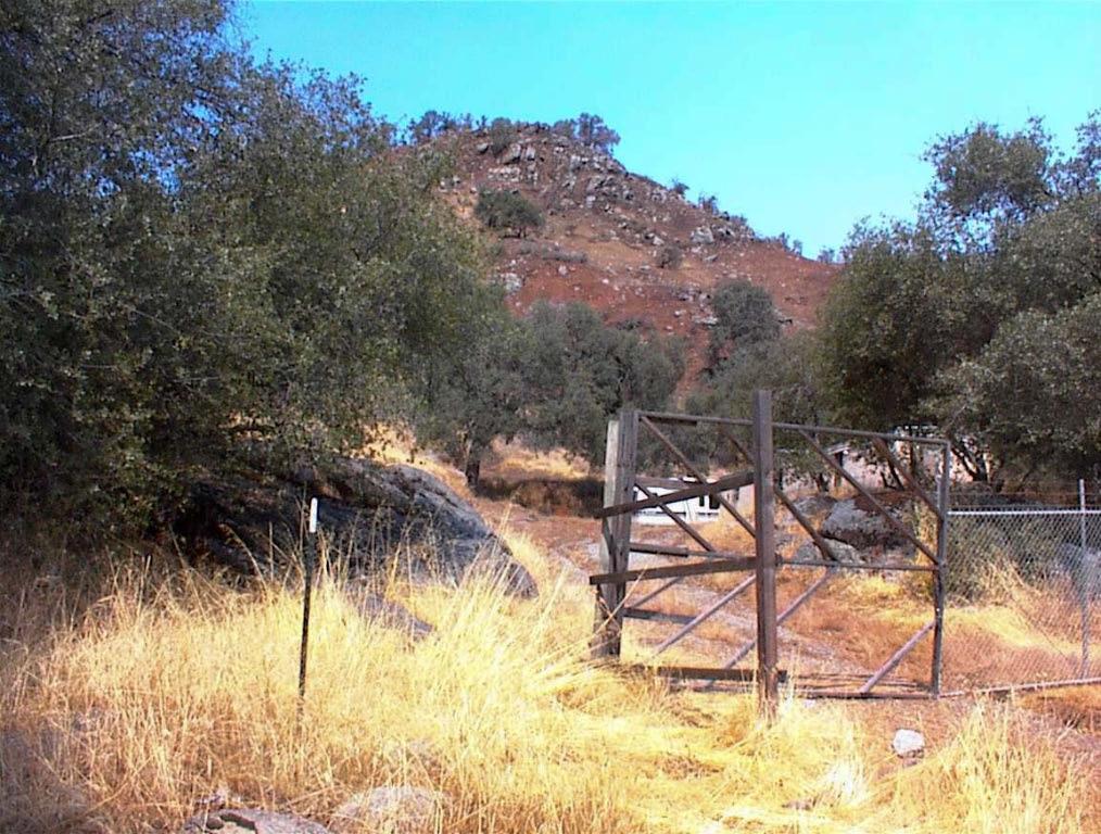 295 Ruth Hill Rd, Yokuts Valley, CA 93675