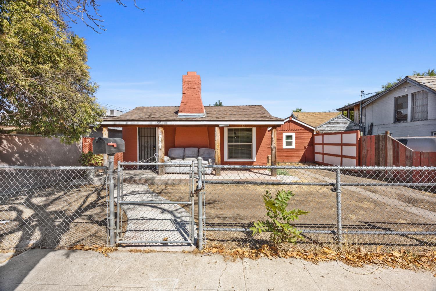 523 S 8Th St, Fresno, CA 93702