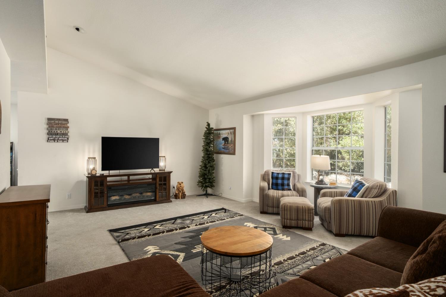 39301 Moonray Ln, Oakhurst, CA 93644