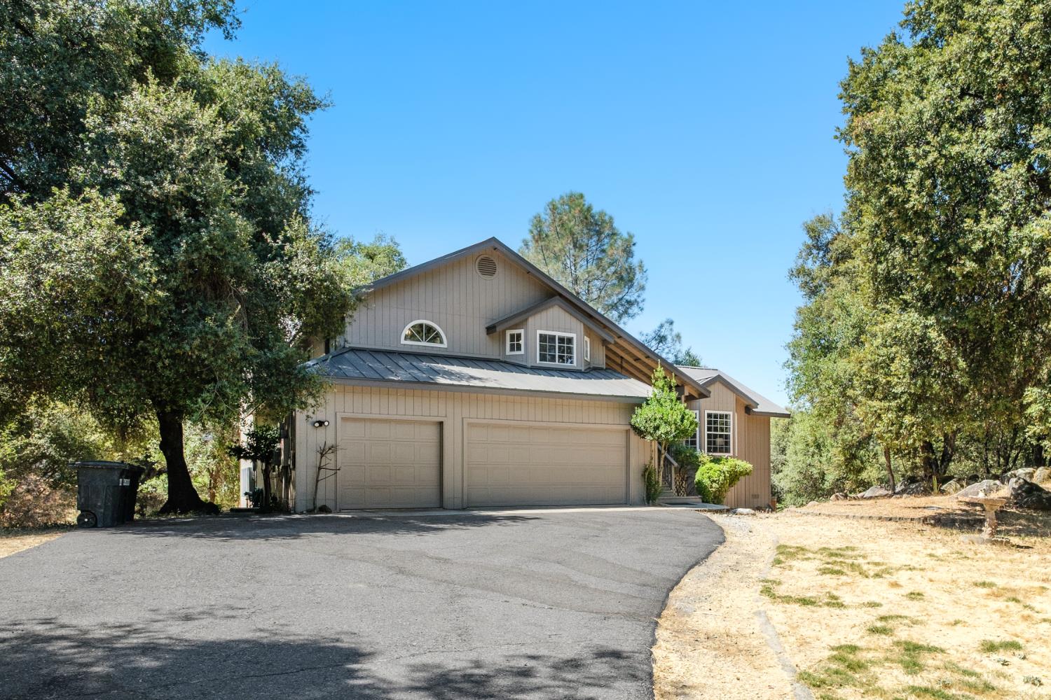39301 Moonray Ln, Oakhurst, CA 93644