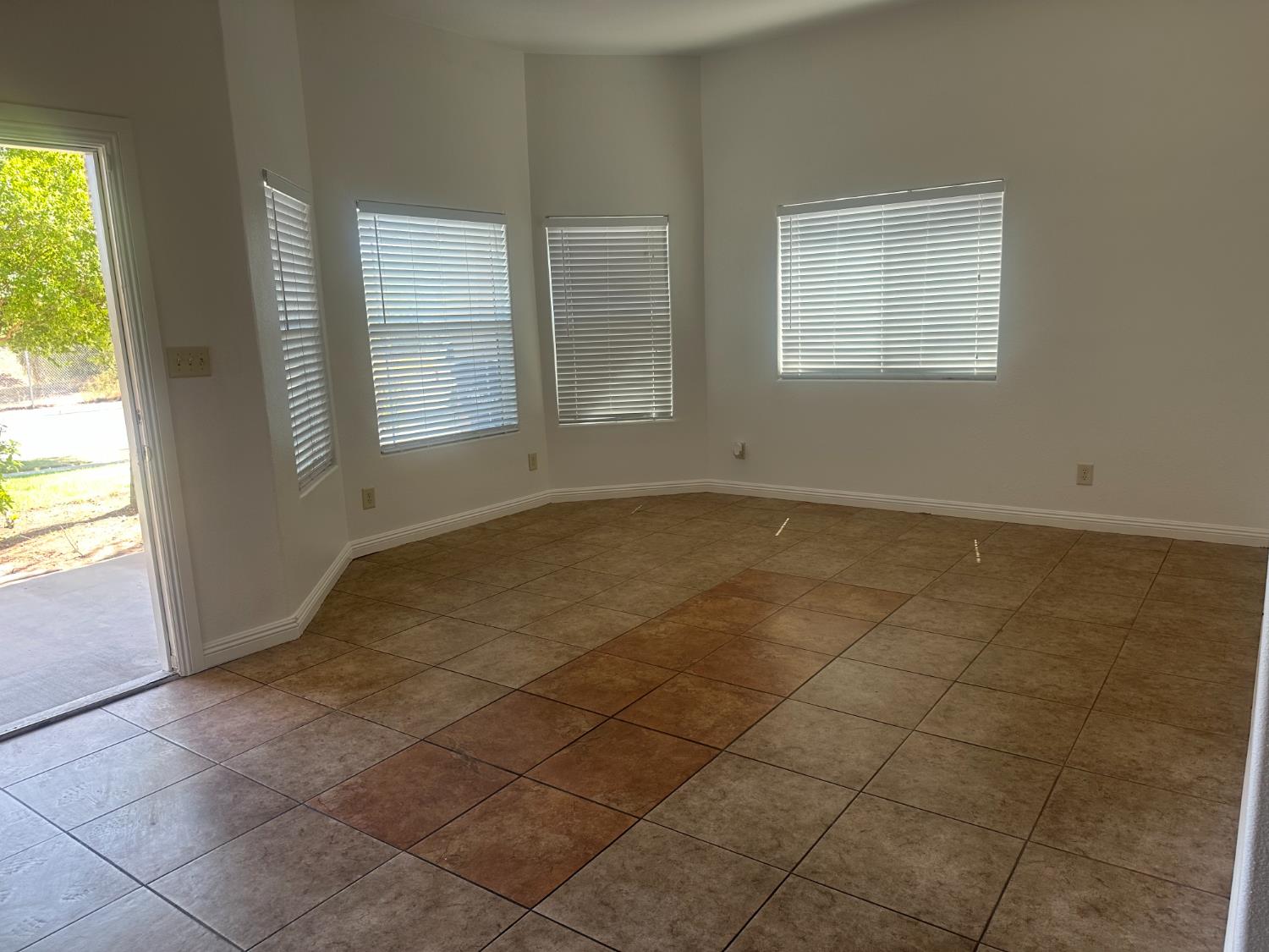 4863 N Doon Way, Fresno, CA 93726