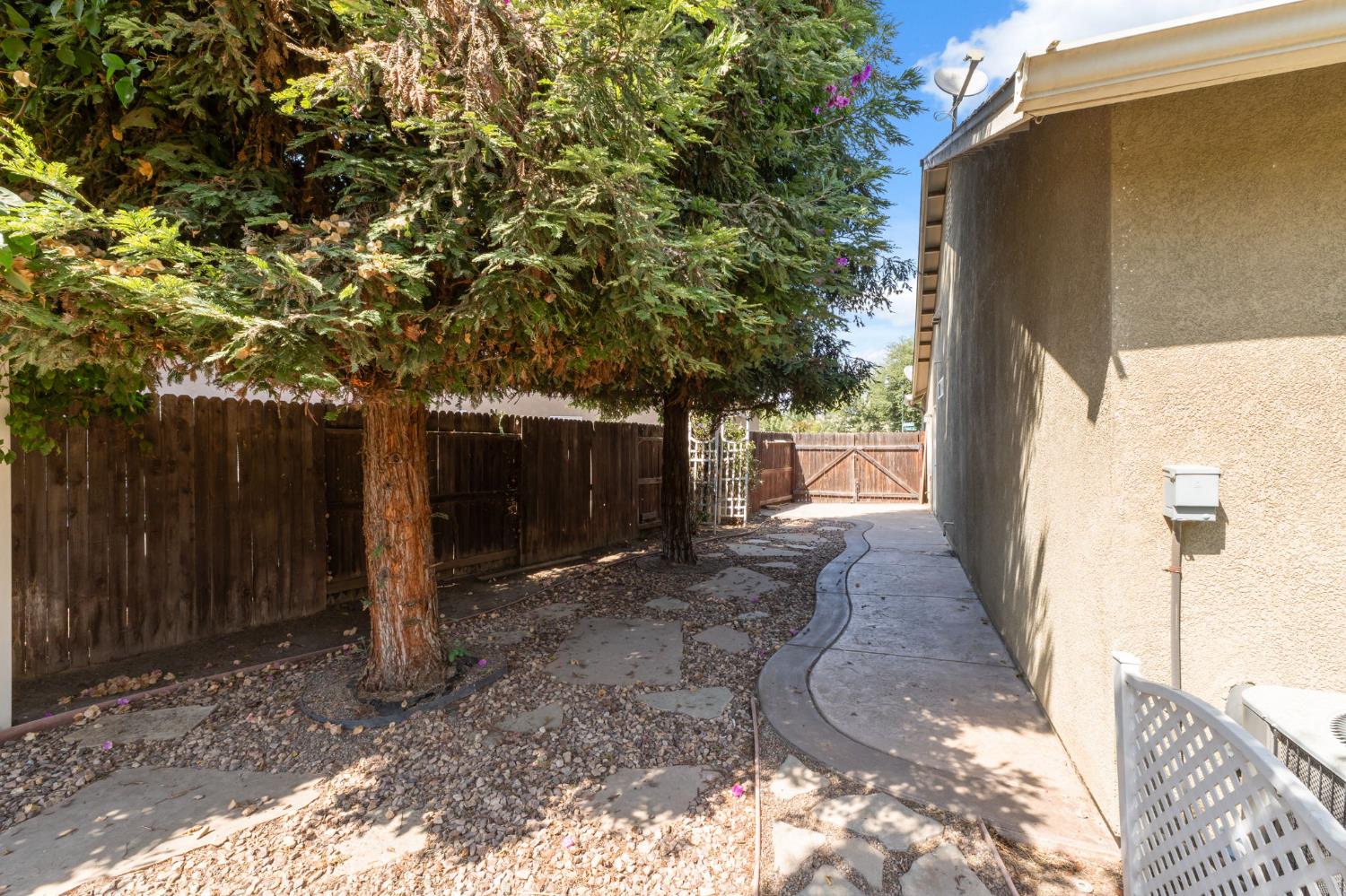 2667 W Payson Ave, Visalia, CA 93291