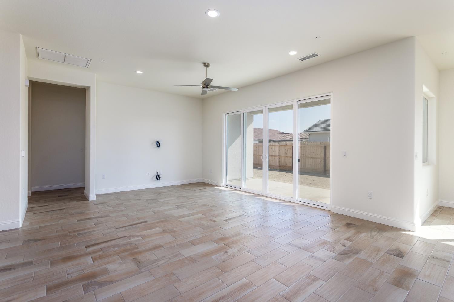 2112 Daffodil St, Kingsburg, CA 93631