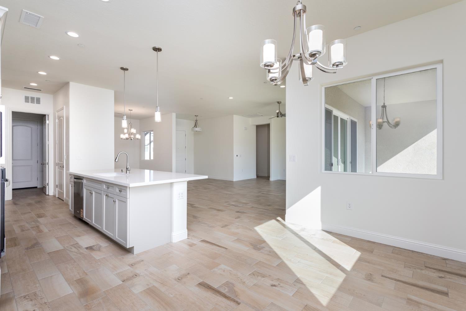 2112 Daffodil St, Kingsburg, CA 93631