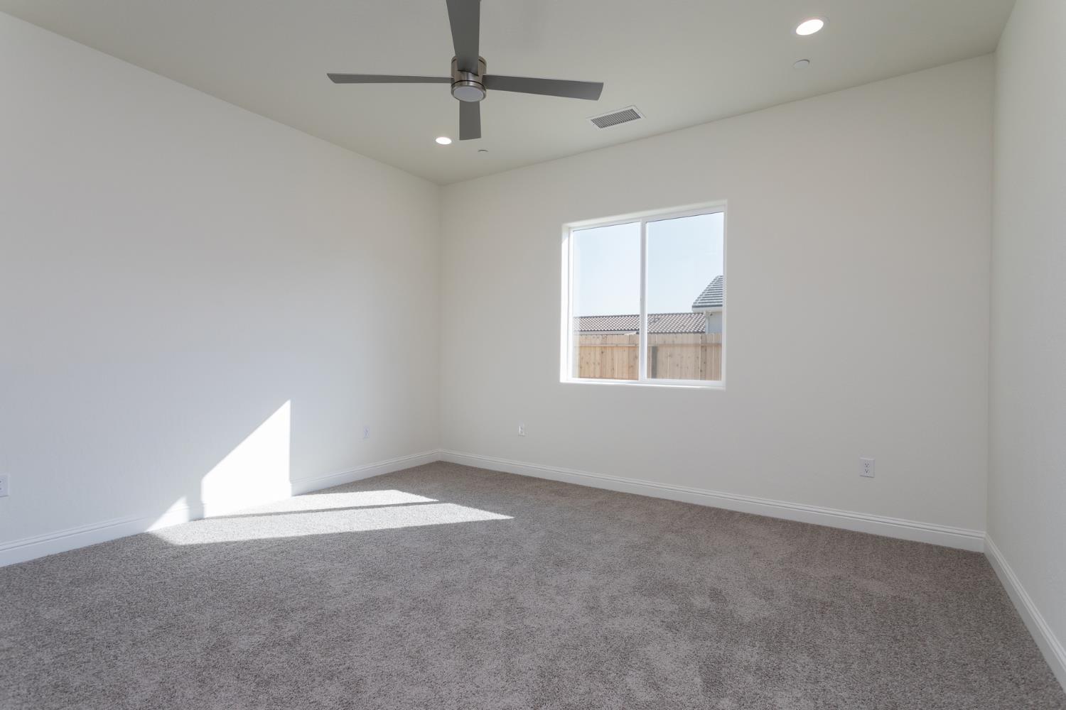 2112 Daffodil St, Kingsburg, CA 93631