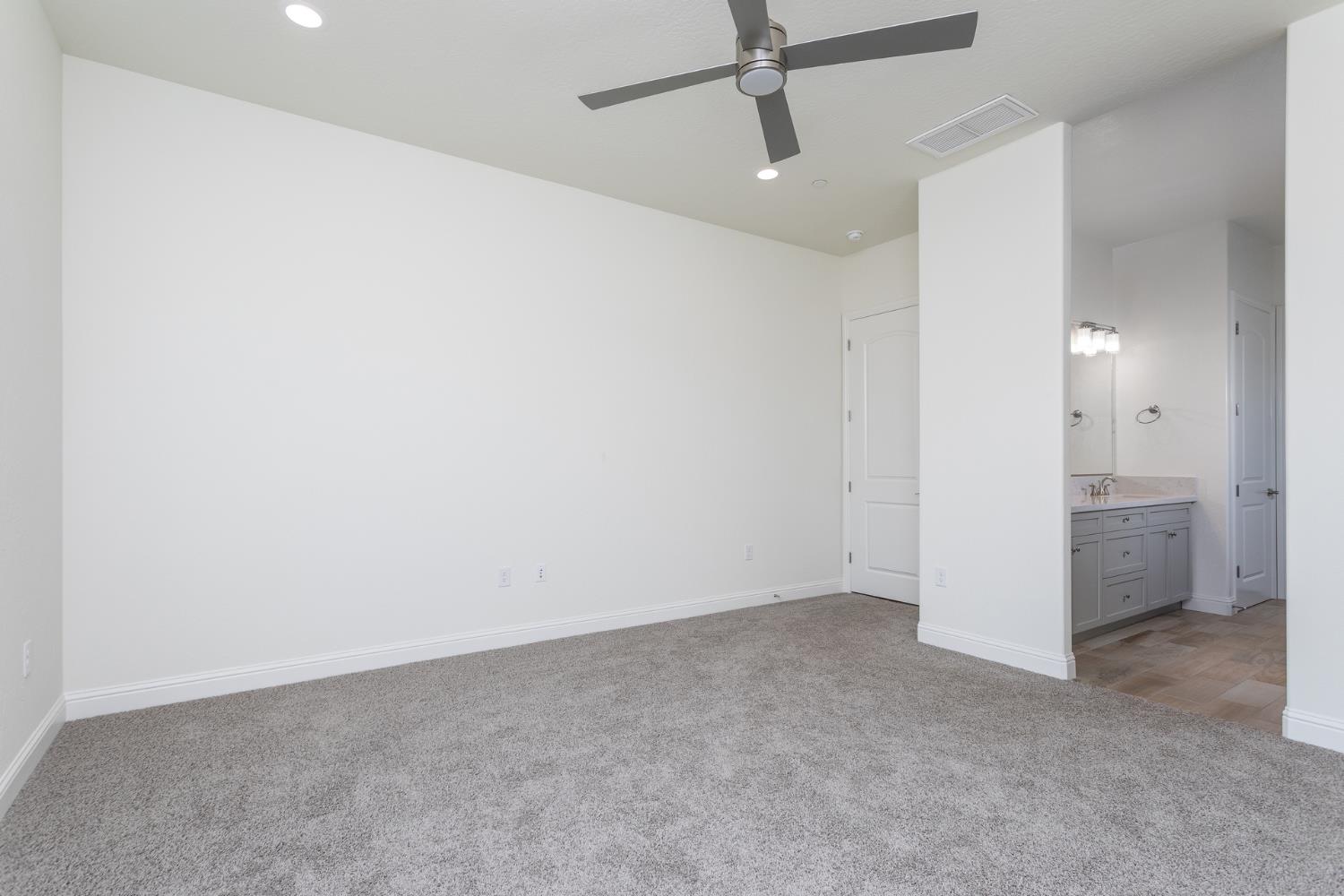 2112 Daffodil St, Kingsburg, CA 93631