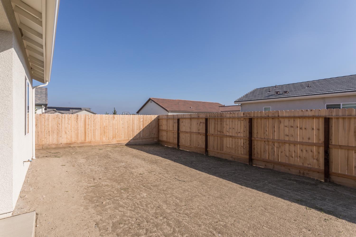 2112 Daffodil St, Kingsburg, CA 93631