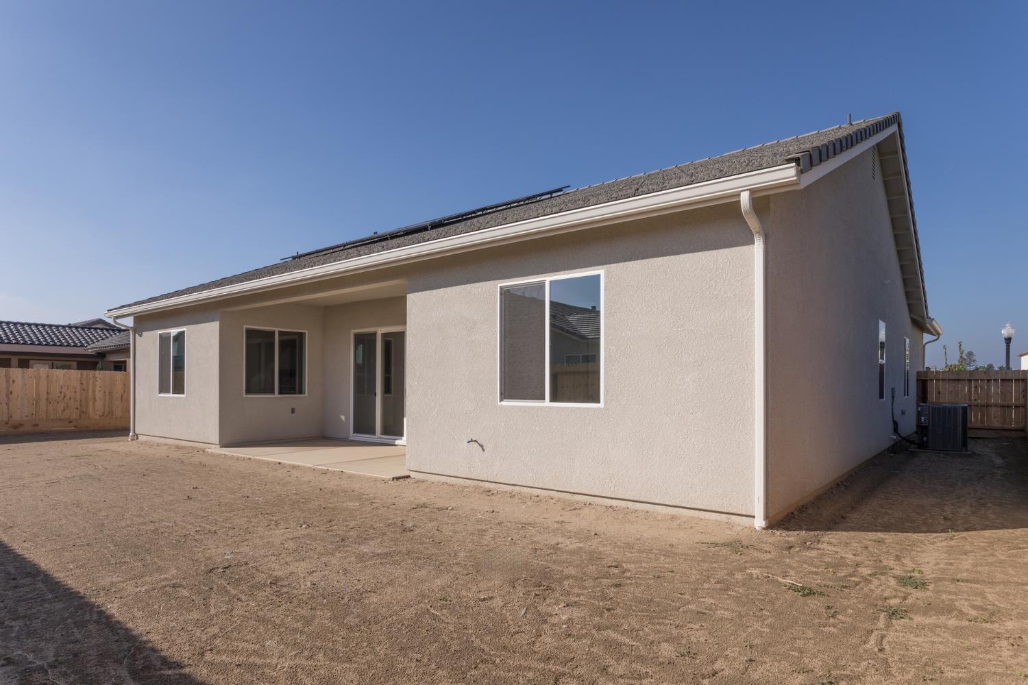 2112 Daffodil St, Kingsburg, CA 93631