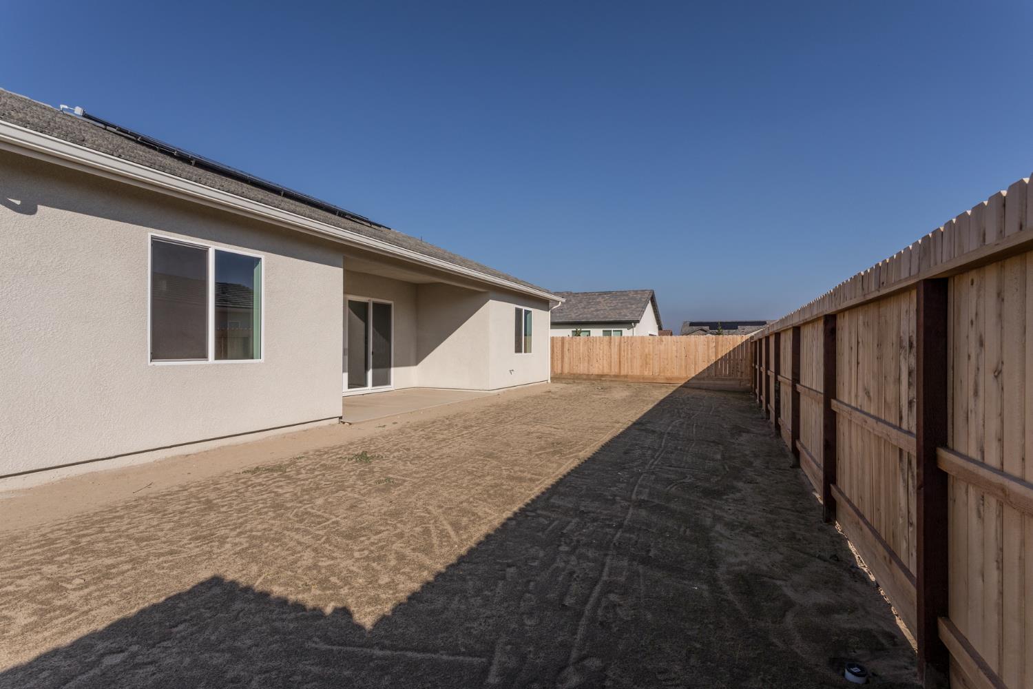 2112 Daffodil St, Kingsburg, CA 93631